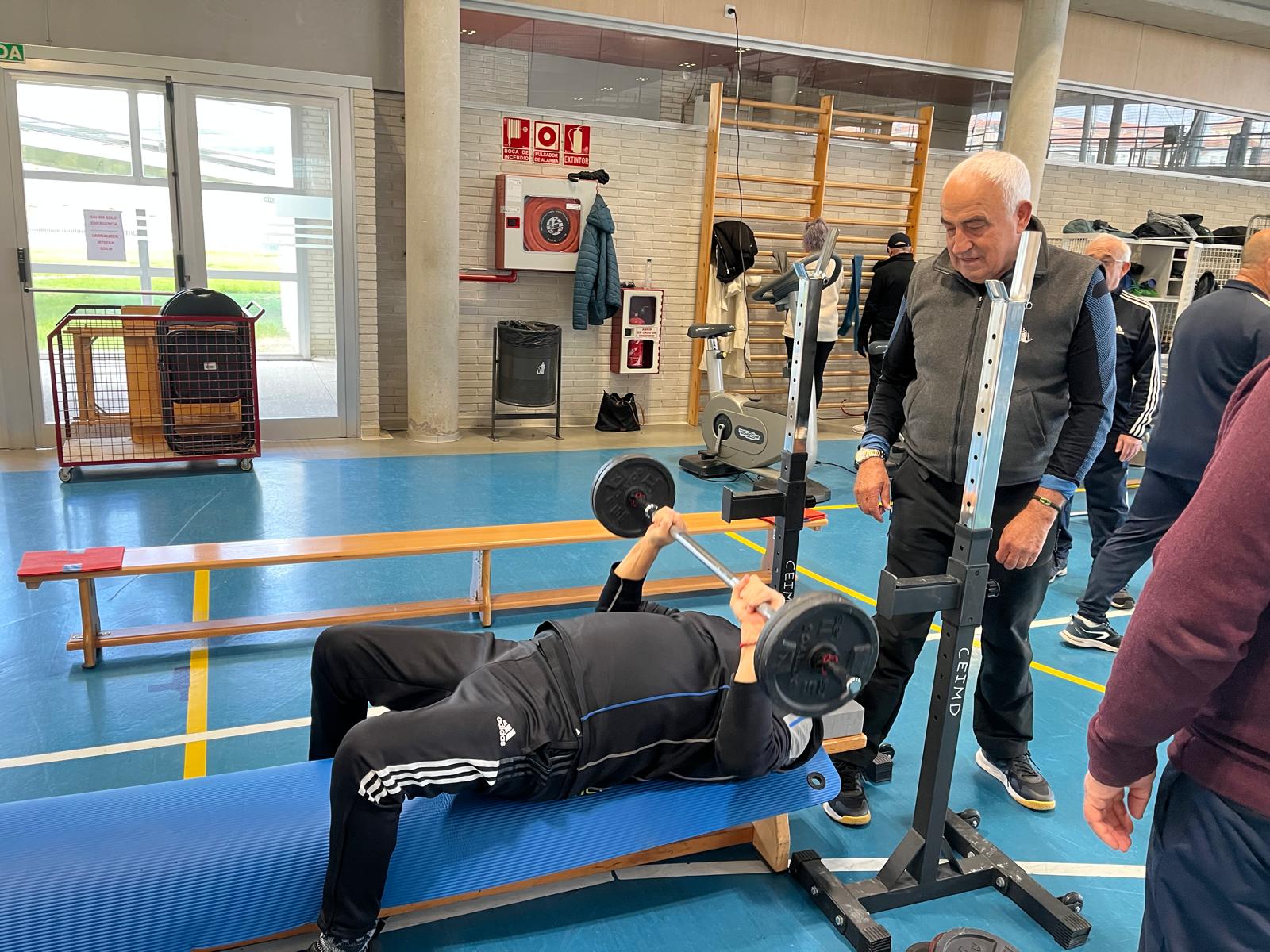 Sesión de entrenamiento de fuerza con supervisión