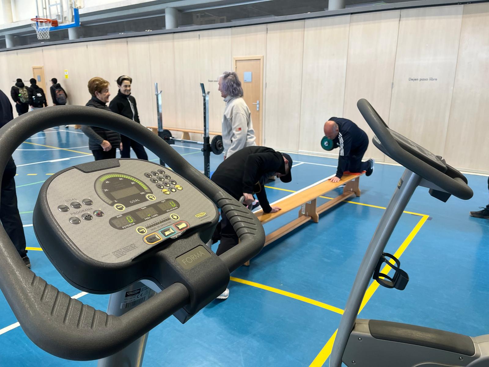 Vista de las instalaciones deportivas con equipamiento profesional